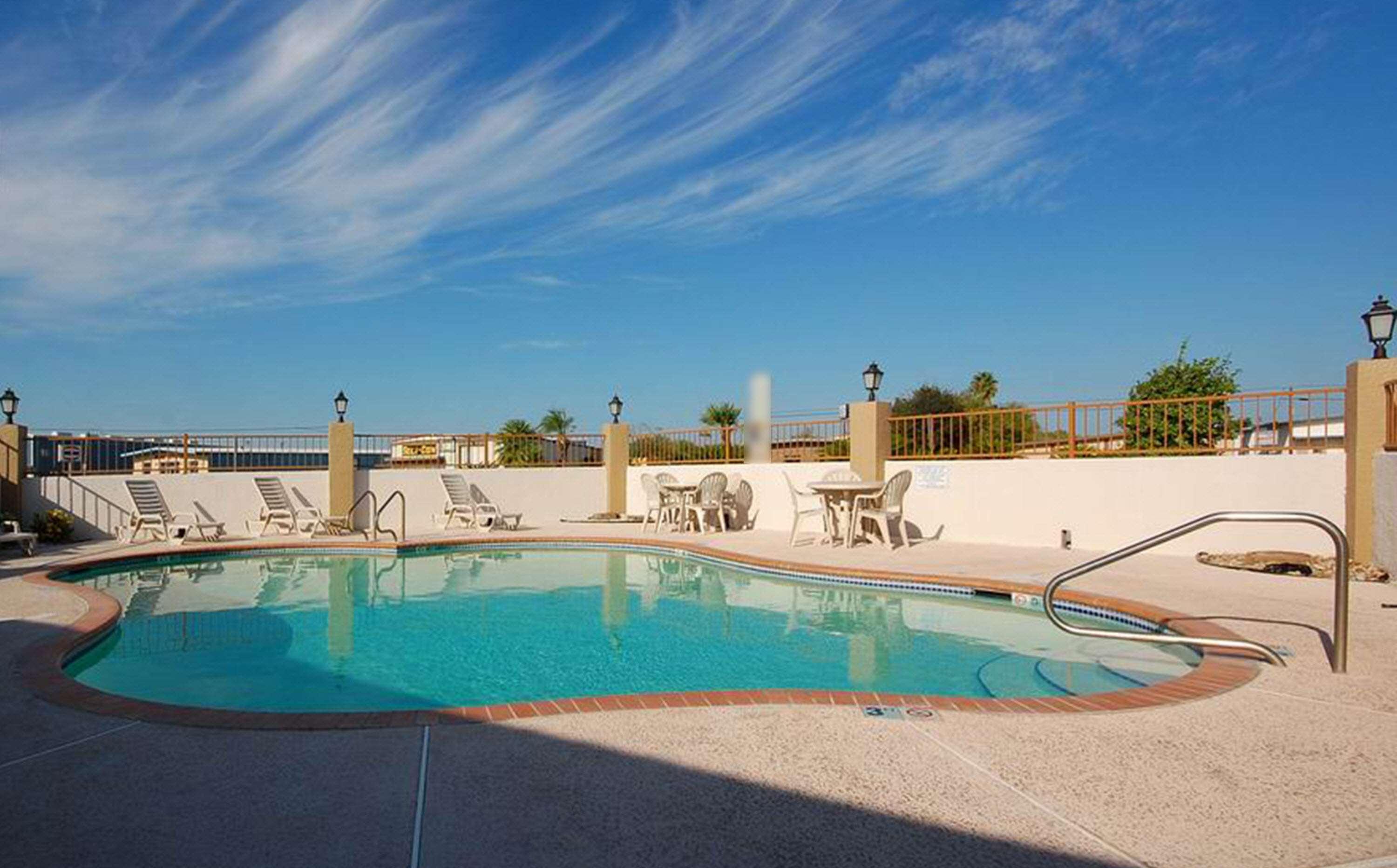 Best Western Plus Emerald Inn & Suites Garden City Extérieur photo