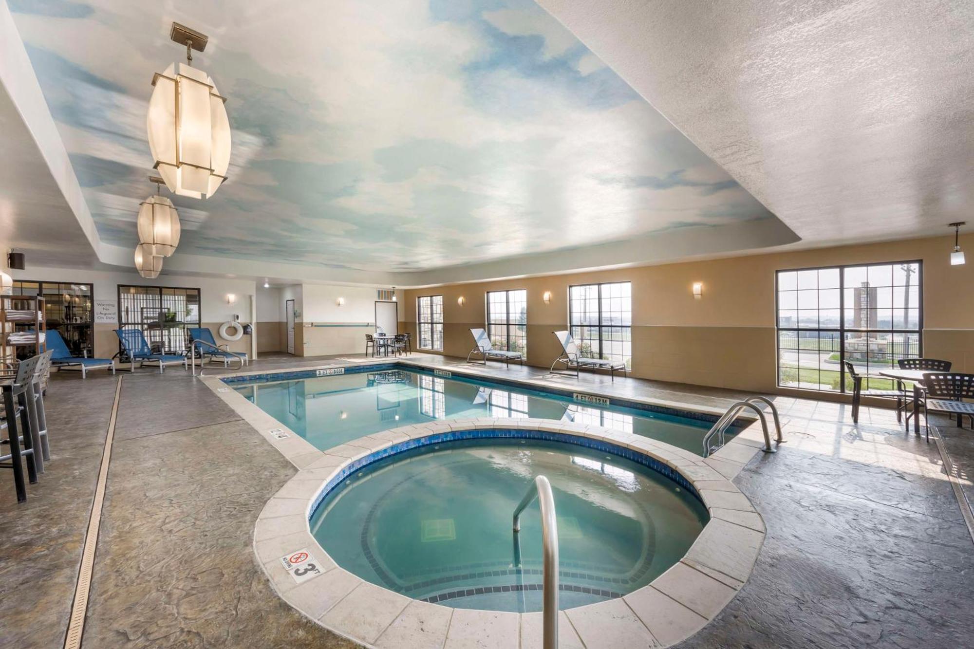 Best Western Plus Emerald Inn & Suites Garden City Extérieur photo